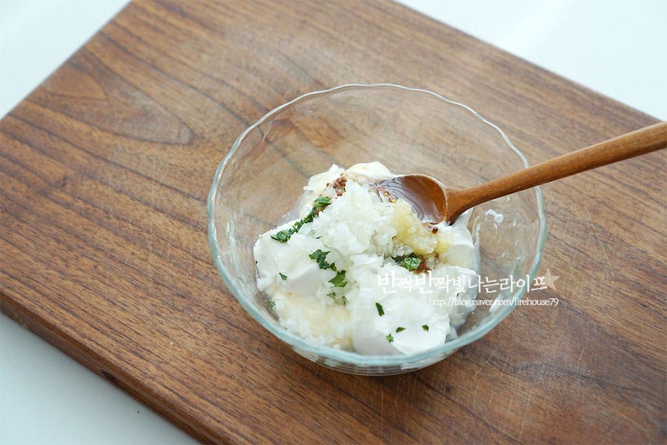 콥샐러드 드레싱을 만들어요. 마요네즈 3 큰 술, 플레인 요거트 3 큰 술 꿀 약간, 레몬즙 1 큰 술 다진 양파 1 큰 술, 다진 이태리 파슬리 약간 다진 마늘 약간, 홀그레인머스타드 1 큰 술 소금과 후추 약간 넣고 잘 섞어줍니다. 간을 보고 단맛과 신맛은 가감해 줍니다. 부드럽고 산뜻한 랜치 드레싱은 다양한 요리와 잘 어울리는데요. 스프레드나 딥소스로 곁들여도 좋아요. 남는 재료를 모두 꺼내어 먹기 좋게 썬 뒤 그릇에 담아주기만 해도 근사한 한 접시 만들기 완성입니다. 알록달록 색감이 정말 맛깔나 보이죠~ 만들기 영상을 같이 보시면 보다 쉽게 만들어 드실 수 있답니다. 아삭한 식감, 짭조름함 톡 터지는 식감, 담백함, 부드러움 등 다양한 재료가 한자리에 모인 만큼 다양한 매력을 한 번에 맛볼 수 있어요. 콥샐러드 만들기 입맛 돋우는 색감부터 조화롭게 어우러지는 산뜻한 드레싱까지 한 접시에 즐거움이 가득 담겨요. 자투리 남는 재료들을 모아 맛있게 만들어 드셔보세요^^ 끄읕 !