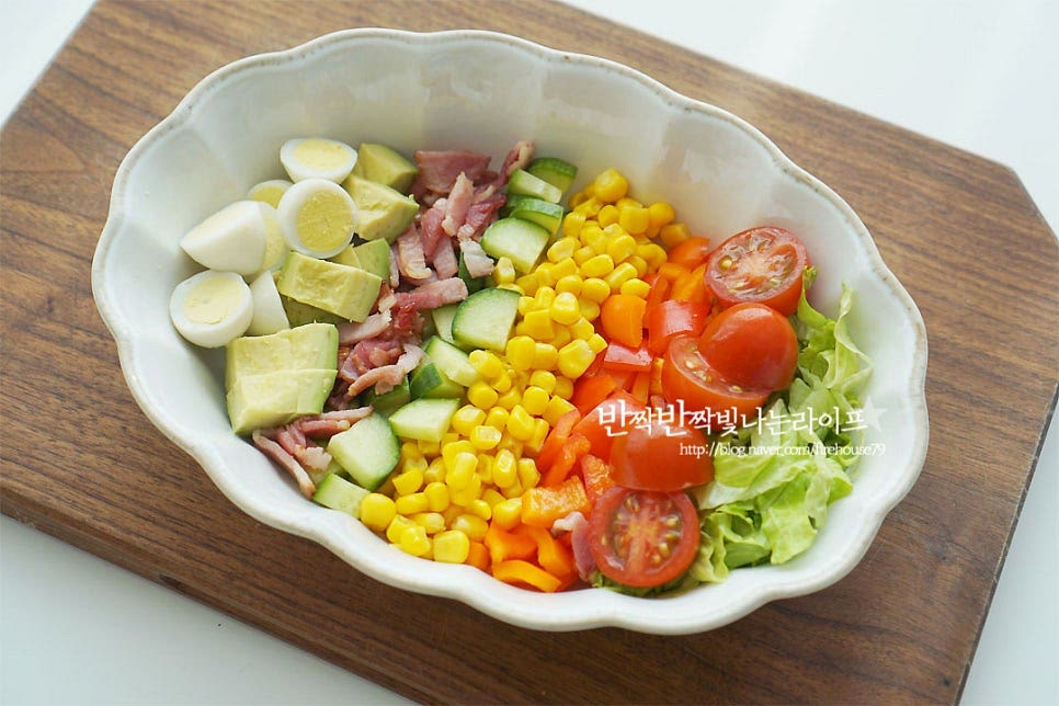 그릇에 먹기 좋게 담아줍니다. 색색이 나누어 담으면 보다 먹음직스러운 플레이팅이 되어요. 파르메산 치즈 블록을 조금 갈아주었는데요. 치즈가루를 같이 곁들여주면 풍미가 더 좋아진답니다^^