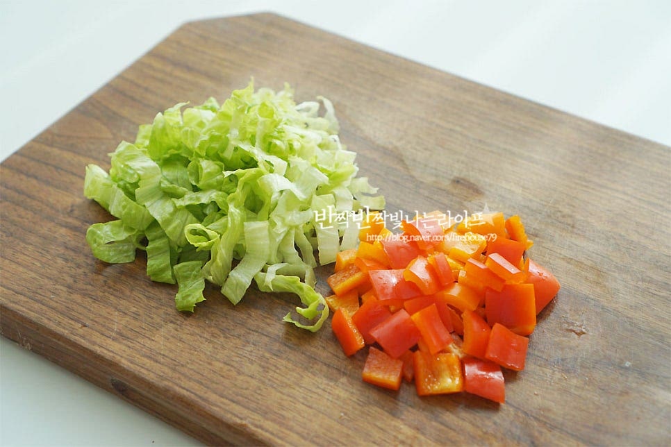 야채를 먹기 좋게 잘라줍니다. 포기 상추는 잘게 썰고, 미니파프리카는 꼭지와 심지를 제거한 뒤 한입에 먹기 좋게 잘라주었어요. 아삭한 식감의 포기 상추가 있어 같이 넣어주었는데 콥샐러드 만드실 때 어린잎, 양상추, 로메인 등 다양하게 준비해 주심 되어요. 방울토마토는 꼭지를 제거한 뒤 반으로 잘라주고, 아보카도와 오이도 다른 재료들과 크기 밸런스를 맞추어 잘라줍니다. 생으로 먹어도 되는 재료는 그대로 썰어주기만 하면 되고, 베이컨과 같이 익혀 먹는 재료는 익혀주는데요. 베이컨은 채를 썰어 볶아줍니다.