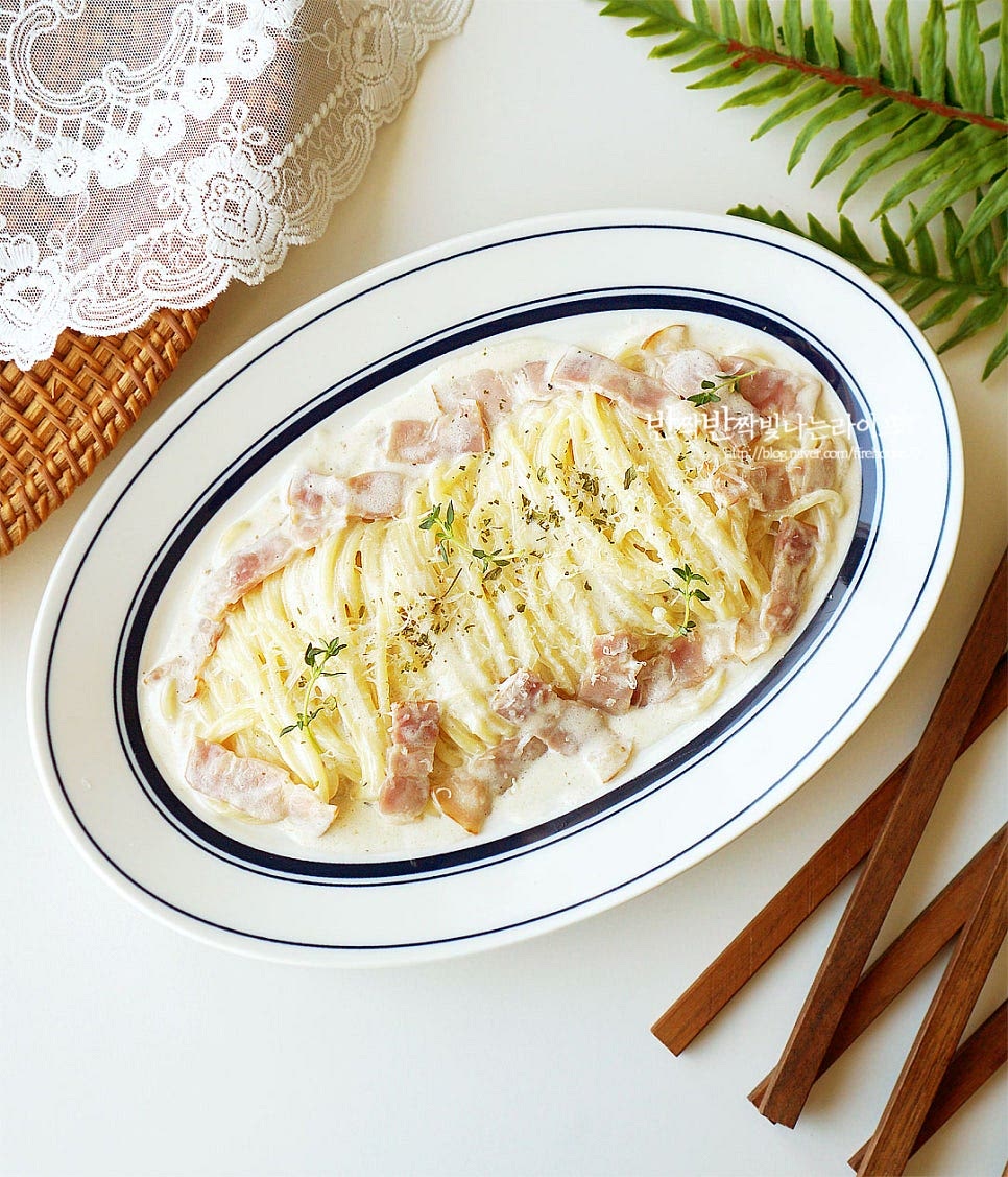 파스타면을 긴 젓가락이나 집게로 돌돌 말아 담아주면 맛있게 완성입니다. 파슬리가루나 허브를 곁들여도 좋습니다. 크림스파게티 만들기 파스타면 삶는 시간은 봉지에 적힌 것보다 조금 덜 익혀 소스가 스며들 수 있도록 해주고 생크림과 우유를 적당하게 섞어 치즈로 고소한 풍미를 더하니 아이가 좋아하는 메뉴라면 한접시 뚝딱했습니다. 꾸덕꾸덕한 맛은 가족들과 먹기 좋은 메뉴랍니다. 레시피를 참고하여 맛있게 만들어드세요. 끄읕 !