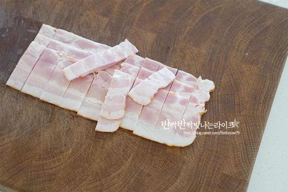 베이컨은 3줄을 준비한 뒤 먹기 좋게 채를 썰어줍니다. 하나씩 분리해 준비해줍니다. 양파는 채썰고 마늘은 편으로 잘라줍니다. 다진 마늘을 사용해도 좋습니다. 기본 채소만 손질했는데 그 외 양송이버섯이나 아스파라거스, 파프리카 등 재료는 입맛에 맞게 준비하면 됩니다.