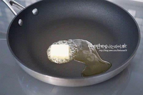 재료가 준비되면 다음으로 팬에 올리브오일 1 큰 술, 버터 10g 정도를 넣고 편으로 썬 마늘을 먼저 볶아 향을 내어줍니다. 마늘이 타지 않도록 향을 내어 약간 노릇하게 볶은 후 채 썬 양파도 같이 볶아줍니다. 조금 매콤하게 먹고 싶다면 페페론치노를 조금 넣어주셔도 좋습니다. 양파가 마늘과 어우러지도록 1~2분 볶다가 투명빛이 나면 베이컨을 볶아줍니다. 노릇하게 구워지면서 짭조름한 감칠맛이 고소하게 나오니 양파와 같이 충분하게 볶아줍니다.