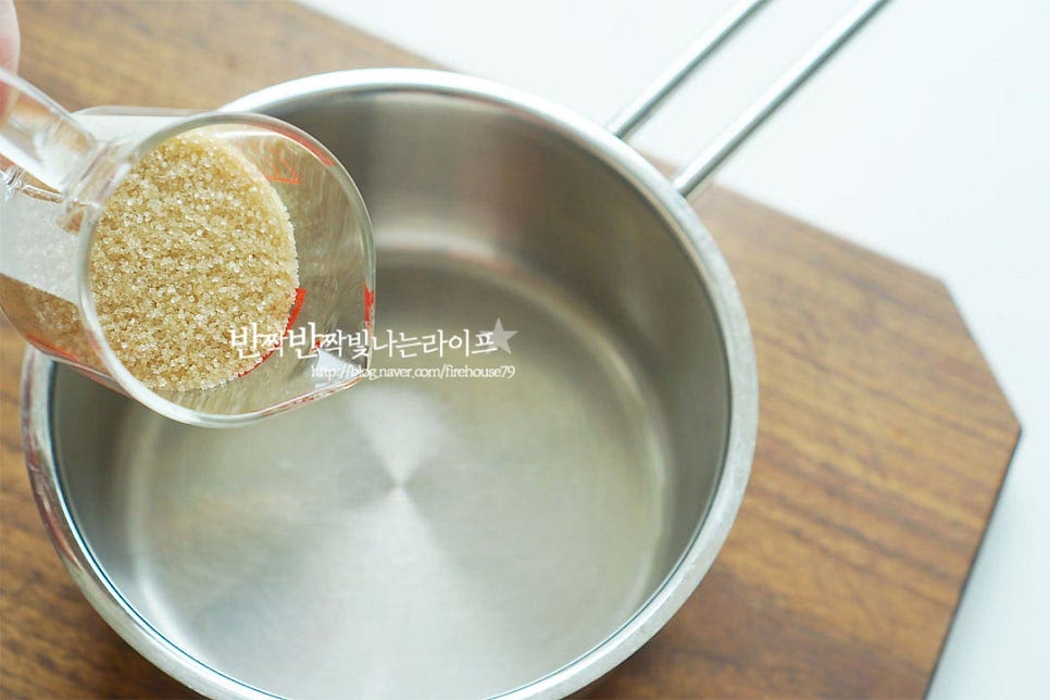 이파리로 담그는 장아찌라 먼저 간장물을 끓여 식혀줄 것이에요. 간장물이 식는 동안 잎을 손질하면 편하답니다. 앞서 말한 대로 간장, 설탕, 식초 비율은 기본적으로 1:1:1로 준비하시면 되는데요. 기호에 따라 단맛을 더해주거나 신맛 식초를 조절하여 주시면 됩니다. 저는 간장과 식초는 100ml씩 황설탕 80ml, 매실액 30ml 물 100ml 넣어주었어요. 오래 두고 먹는 게 아니라면 끓이지 않고 그대로 담아도 되지만 저는 한번 파르르 끓여준 뒤 한 김 식혀 부어줄 것이에요. **식초 같은 경우 신맛을 더 살리고 싶다면 먼저 재료를 끓인 뒤 불을 끄고 나중에 넣어주시면 됩니다. 신랑이 신맛을 좋아하지 않아 저는 같이 넣고 끓이는 편이에요. 파르르 끓어 설탕이 녹으면 불을 꺼줍니다. 불을 끈 뒤 소주 50ml를 부은 뒤 한 김 식혀주어요. 소주가 들어가면 방부제 역할도 되고 단맛도 살려준답니다.