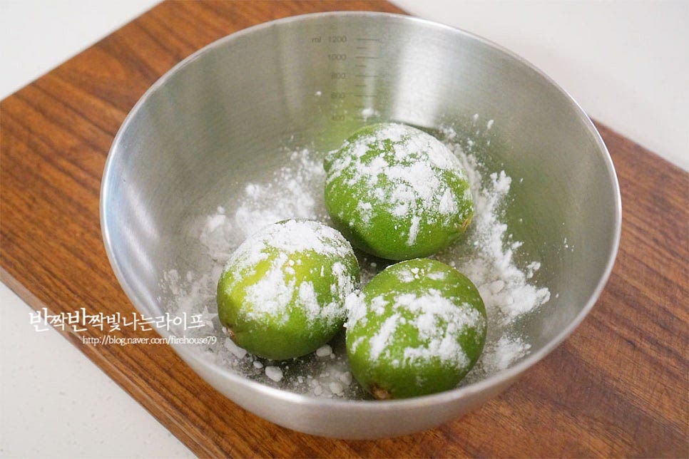 수입과일이기 때문에 깨끗하게 세척해주는 과정도 중요한데요. 먼저 베이킹소다로 문질러준 뒤 잠길 정도로 물을 부어 5분 담갔다 헹구어 줍니다. 그리고 굵은소금으로 한 번 더 문질러 꼼꼼하게 씻어주어요. 이름 그래도 사과+박하향의 애플민트는 달콤한 향이 라임의 새콤달콤함과 잘 어울려요. 허브 종류는 취향껏 양을 가감하여 넣어주세요. 찬물에 담갔다 씻은 뒤 키친타월로 물기를 제거해 줍니다.