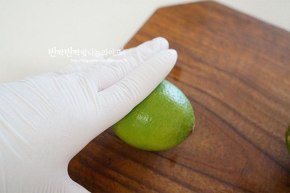 라임 1~1½ 개로 1잔 분량의 모히또를 만들 수 있어요. 도마 위에 올려 가볍게 굴려줍니다. 과육을 굴러준 뒤 과즙을 내어주면 즙도 잘 나고 향도 풍부해요. 쓴맛이 나는 양 끝은 잘라내고 끝부분은 따로 즙을 내어줍니다. 근사한 비주얼을 완성해 주기 위해 링 모양으로 2~3조각 썰어주고, 나머지는 큼직하게 잘라줍니다.