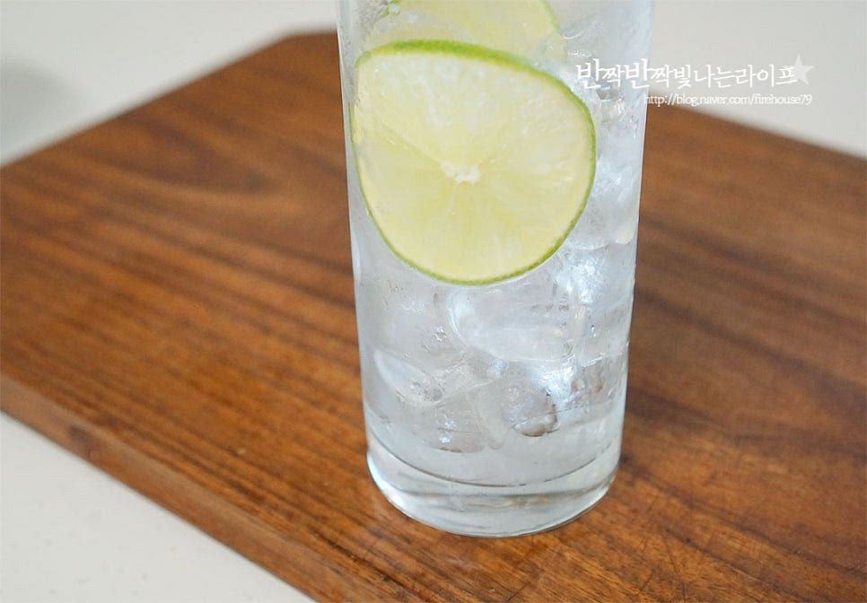 유리잔에 얼음을 채우고 링으로 썬 과육을 유리잔 벽에 고정해 줍니다. 단면이 색감도 예쁘고 전체적으로 청량감이 느껴집니다. 찧어놓은 애플민트 라임즙을 넣어주고, 단맛에 따라 시럽이나 설탕을 곁들여 줍니다. 저는 알룰로스 약간 추가해 주었고, 시판용 시럽을 활용해도 좋아요. 가볍게 알룰로스 넣어도 좋으며 설탕을 넣을 땐 과육을 찧을 때 넣으면 녹아서 잘 어우러져요. 과육 끝의 즙을 내어둔 것도 넣고요. 탄산수를 부어 완성합니다. 라임의 새콤달콤함과 민트향이 청량감 있게 어우러진 무알콜 모히또는 초록한 색감부터 시원하죠~ 완성까지 조리과정도 간단하고요. 영상도 같이 담았어요. 더운 날 시원하게 마시기도 좋고, 라임 특유의 향이 깊게 퍼지는 모히또 한잔 절구에 찧어서 즙을 내어 더 상큼해요. 무알콜 모히또 만드는 법 시원하게 요리해 드세요^^ 끄읕 !
