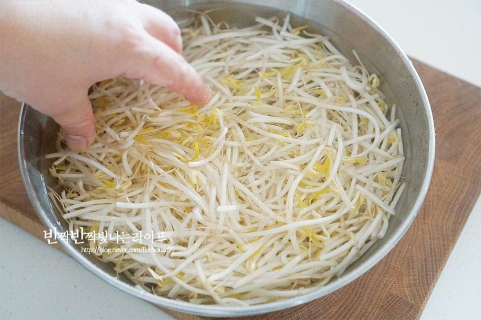 1. 숙주 손질 및 세척 숙주는 상태가 좋지 않고 무른 것, 겉껍질이 있다면 골라내어 제거하고 살랑살랑 흔들어 씻어줍니다. 흐르는 물에 헹구어 물기를 털어줍니다.