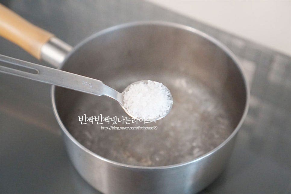 냄비에 물 700ml를 붓고 끓어오르면 소금 1 작은 술을 넣어줍니다. 냄비의 크기나 양에 따라 물은 조절해 주세요. 센 불로 끓는 상태로 세척한 숙주를 넣어줍니다. 뒤적여가며 1분 30초 내외로 데쳐주세요. 양이나 굵기에 따라 데치는 시간을 조절하여 물러지고 질겨지지 않게 아삭아삭하게 데쳐줍니다. 데친 뒤 잔열로 수분이 빠지지 않도록 찬물에 바로 헹구어 열기를 식혀줍니다. 양손 사이에 넣고 지그시 눌러 물기를 짜줍니다. 너무 힘을 주어 짜면 질기고 채즙이 빠질 수 있으니 가벼운 손길로 다루어주세요.