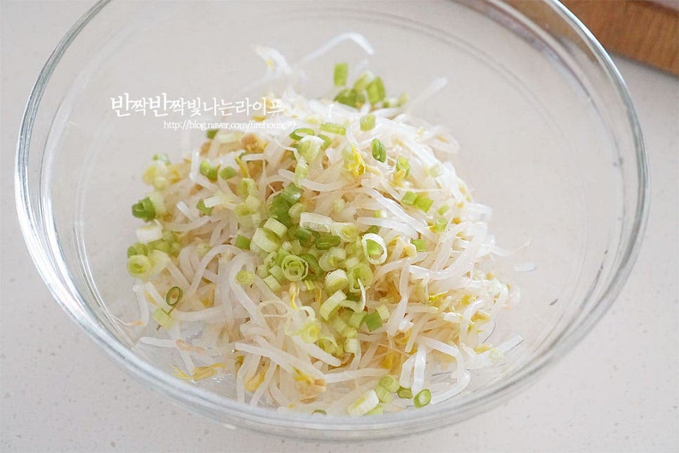 넉넉한 크기의 볼에 제친 숙주와 쪽파를 담아줍니다. 국간장 1 작은 술, 참치액 1 작은 술 간 마늘 2/3 작은 술, 참기름 1 큰 술, 깨소금 1 큰 술을 넣어줍니다. 부족한 간은 소금 또는 맛소금으로 맞추어주세요. 국간장만 넣는 것보다 액젓과 소금을 같이 넣으면 색도 검게 되지 않으며 감칠맛이 더 풍부합니다. 간이 밸 수 있도록 무쳐서 마무리합니다.