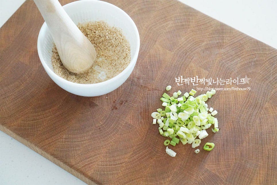 쪽파는 잘게 송송 썰고 볶은 참깨는 절구에 넣고 빻아 준비합니다. 통깨보다 깨소금을 갈아서 참기름과 넣으면 고소함이 더욱 진한 나물반찬을 만들 수 있습니다. 쪽파 대신 대파나 실파도 좋습니다.