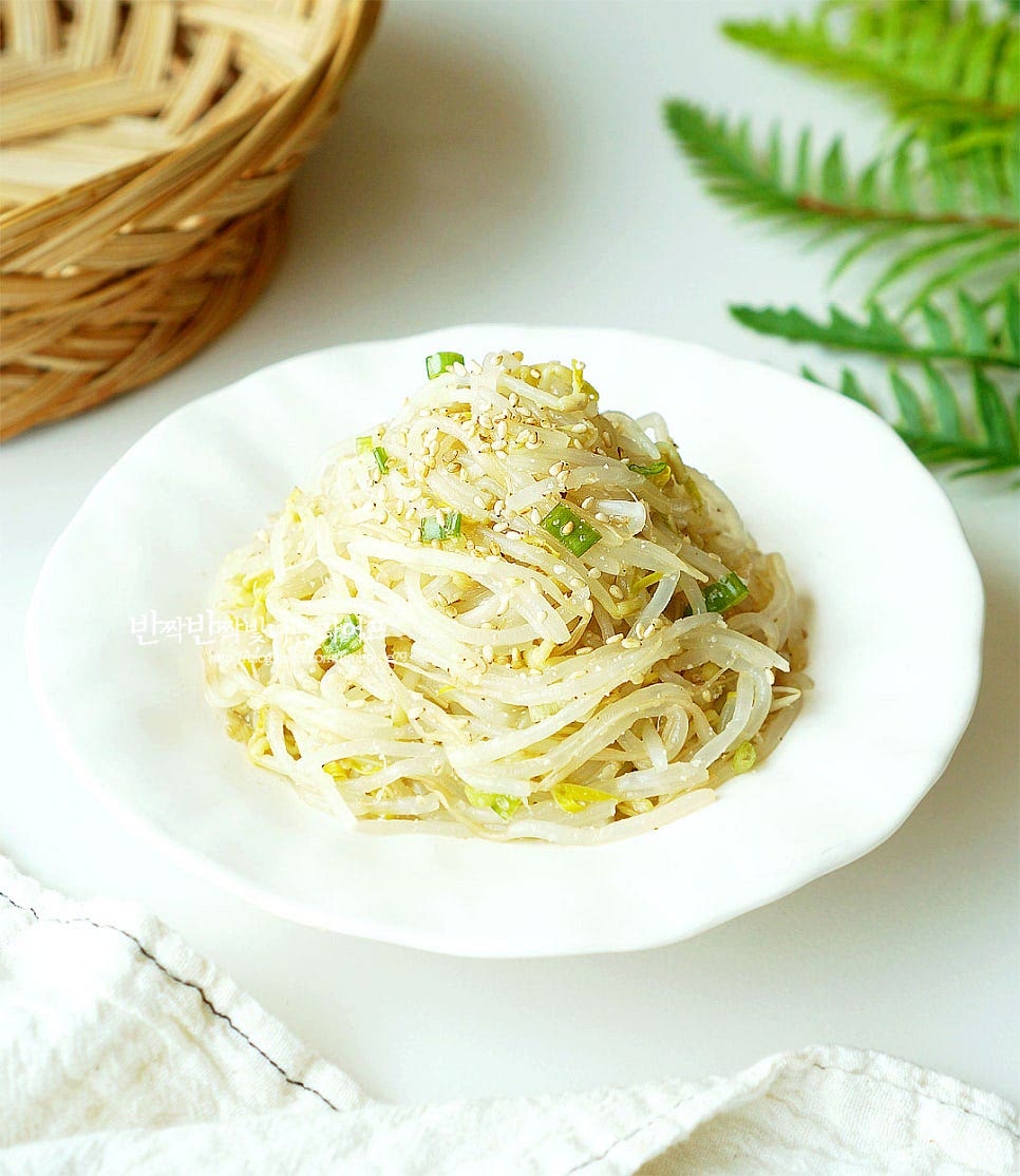 푸짐하게 담아 완성합니다. 마지막에 통깨 약간 더 뿌려주었습니다. 영상도 같이 담았어요. 끓는 물에 살짝 데쳐서 아삭아삭 식감도 시원하고 먹을수록 고소한 감칠맛이 깊답니다. 적당히 짭조름한 양념이 어우러져 밥반찬은 물론 비빔밥, 국수에 넣어도 좋아요. 담백 고소하게 만드는 레시피로 맛있게 요리해드세요. 끄읕 !