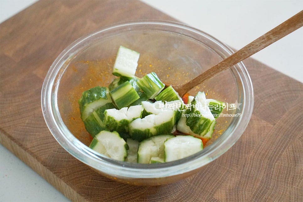 두드려 손질해둔 채소를 넣어줍니다. 씨 부분이 많다면 살살 털어 넣어주세요. 맛있게 버무려 완성해요. 차갑게 먹으면 식감이 더욱 맛나요. 라조장 오이무침은 한식에서 맛보던 고춧가루나 액젓, 소금, 간장 같은 재료가 들어가는 알고 있던 레시피와 달리 매콤하게 향신재료가 어우러진 풍미와 새콤달콤한 맛이 산뜻하게 개운하게 입맛을 돋운답니다. 영상도 같이 담았어요. 간이 잘 스며들고 식감을 살리기 위해 탕탕 두르려 으깬 뒤 매운맛과 신맛, 단맛을 적당하게 섞은 양념에 버무려 무쳐내면 완성되는 반찬으로 느끼한 음식을 먹을 때 개운하게 곁들이면 잘 어울린답니다. 라조장 요리 오이무침 레시피에 활용하여 아삭아삭 매콤 새콤달콤한 별미로 즐겨보세요. 끄읕 !