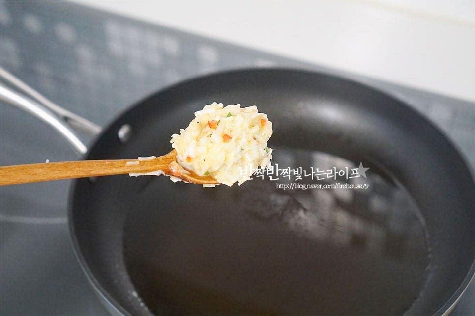 달군 팬에 식용유를 넉넉히 두르고 숟가락으로 동그랗게 떠서 올려줍니다. 동글납작하게 올려 구워줍니다. 동그랑땡 같이 구워주면 된답니다. 한쪽 면이 익어 겉부터 색이 변하면 뒤집어 노릇하게 구워줍니다. 전을 구울 땐 적당히 식용유를 둘러주어야 고소하고 바삭하게 요리할 수 있어요. 동글동글 집어먹기 좋은 크래미가 쏙쏙 씹히는 팽이버섯전은 감칠맛과 고소한 풍미를 맛볼 수 있어요. 전은 바로 구워서 먹음 더 맛있죠~ 간에 따라 케첩이나 칠리소스와 같은 소스를 곁들여도 별미랍니다. 영상도 같이 담았어요. 재료를 잘게 썰어 양념하여 굽기만 하면 되는 손쉬운 레시피로 만든 팽이버섯계란전은 온 가족이 즐겨먹기 좋은 반찬이랍니다. 크래미 팽이버섯전 만드는법 간단하고 맛있게 요리해드세요^^ 끄읕 !