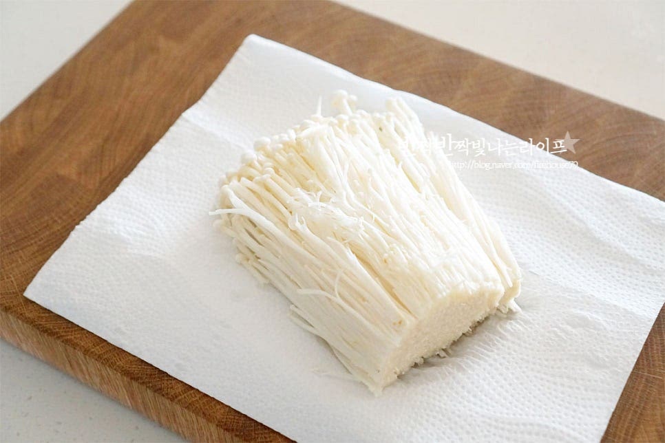 버섯은 수분에 약한 재료로 밑동을 잘라낸 뒤 촉촉한 면포로 살살 닦아주거나 흐르는 물에 빠르게 헹구어 물기를 제거해 주세요. 전반죽과 어우러질 수 있도록 잘게 썰어줍니다. 긴 모양대로 납작하게 계란전을 구워도 맛있지만 아이랑 먹거나 도시락 반찬으로 만들 땐 먹기좋게 잘라주면 좋아요. 크리미는 가로로 썰어줍니다. 결이 있기 때문에 결대로 찢어주어도 되지만 가로로 자르면 자연스럽게 결대로 분리됩니다. 크래미 대신 참치나 스팸, 콘 등을 넣어도 다채로운 맛으로 즐길 수 있답니다. 파프리카는 꼭지와 심지를 잘라내고 양파, 쪽파는 잘게 잘라줍니다. 그 외 당근, 대파, 부추 등 냉장고 속 자투리 채소를 활용하여 만들면 좋습니다. 팽이버섯 계란전