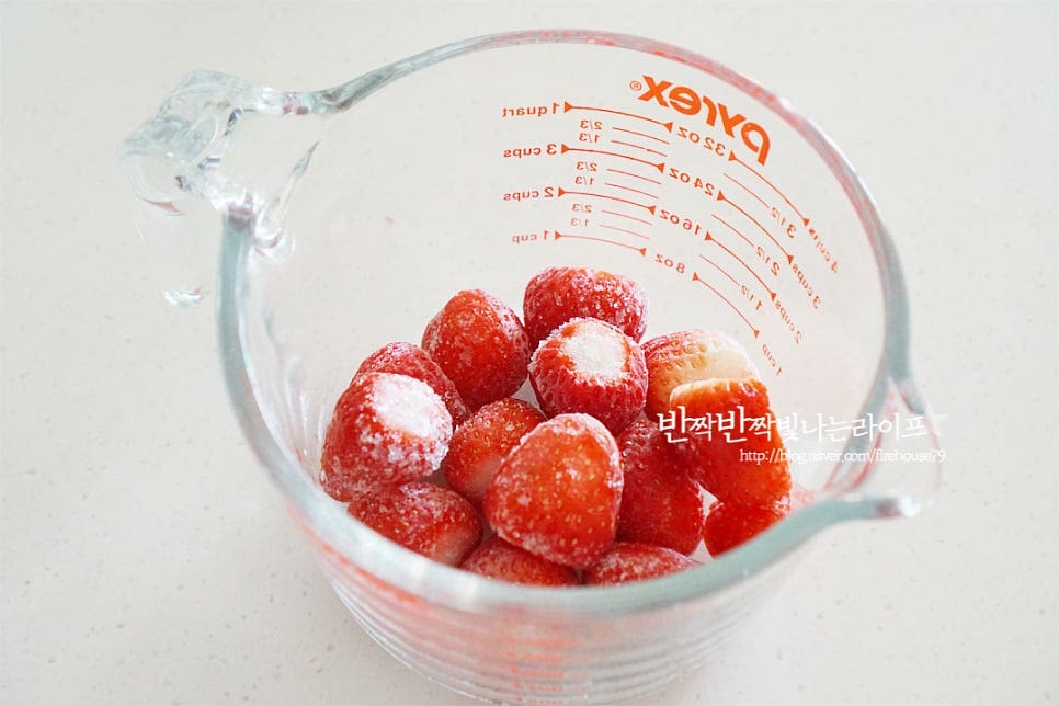 핸드블렌더로 갈아줄 것이라 넉넉한 크기의 볼에 과일을 넣어줍니다. 믹서기를 활용한다면 믹서기 용기에 넣어주면 되어요. 새콤달콤하게 비율을 맞추어주면 되는데 딸기 200g에 바나나 작은 것 기준 1½ 개를 넣어주었어요. 적당하게 비율을 맞추어주어야 새콤한 향과 바나나의 달콤한 맛이 조화롭게 어우러져 맛이 좋습니다. 부드럽게 농도를 조절해 주기 위해 우유 160ml를 부어줍니다. 우유를 넣어 고소하고 부드러운 맛을 살려주어요. 단맛에 따라 꿀이나 시럽을 넣어주어요. 두 가지 과일이 달콤하기 때문에 간에 따라 양을 조절해 주어야 본연의 단맛 풍미를 더해 딸바주스를 만들 수 있어요.