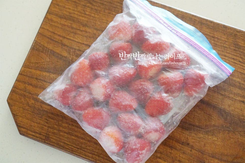 제철에 세척 후 꼭지를 제거하여 손질하여 소분해 냉동실에 넣어주면 생과가 나오지 않더라도 시원한 주스와 같은 음료나 잼 등의 딸기요리로 맛볼 수 있어요. 얼려진 그대로 갈아서 만들면 얼음을 넣지 않아도 시원하고 진한 맛을 낼 수 있답니다.