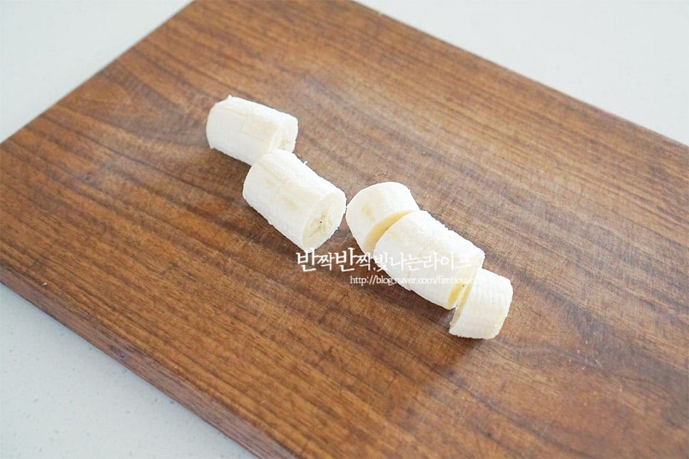 바나나는 양 끝을 잘라내고 껍질을 벗겨준 뒤 큼직하게 썰어줍니다. 후숙이 되어 검은 점이 생긴 바나나는 당도가 높기 때문에 단맛에 따라 꿀이나 아가베 시럽, 알룰로스 등을 넣어주면 되어요.