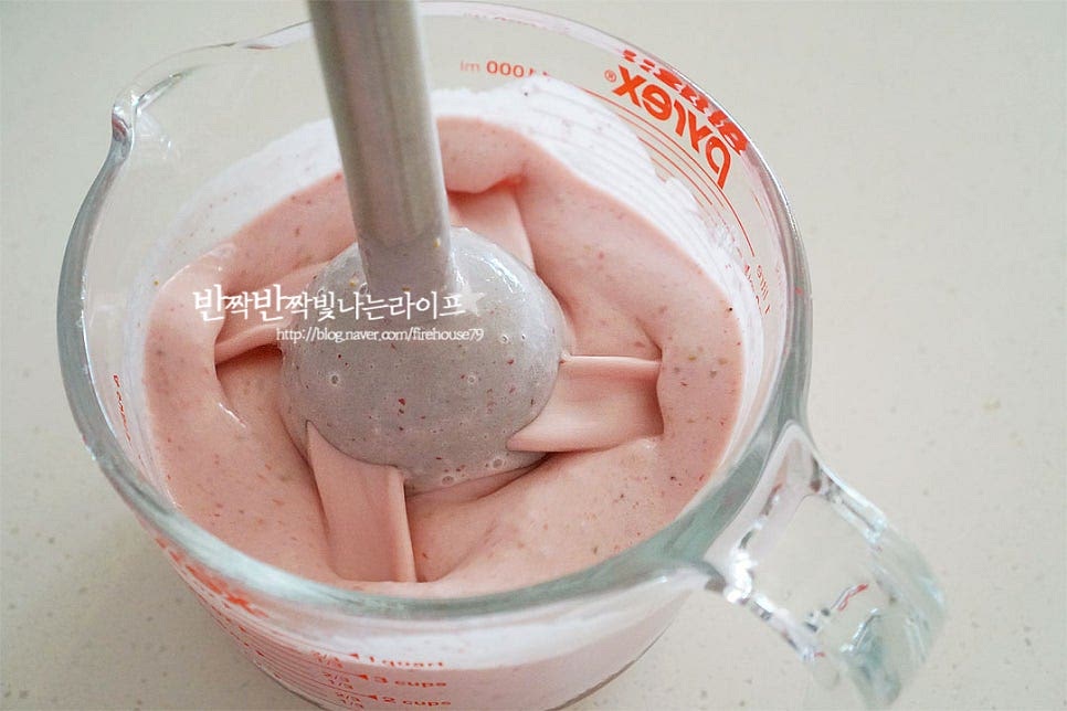 핸드블렌더로 곱게 갈아줍니다. 냉동과일이 갈아지면서 스무디 농도가 맞추어진답니다. 갈아주면서 단맛을 조절하고 우유로 걸쭉한 정도를 맞추어주어도 좋아요. 두가지 조합은 실패가 없죠. 재료의 단맛이 풍부하여 단맛 감칠맛을 더할 정도로만 꿀을 첨가해 주었는데 새콤달콤 맛이 좋아요. 먹기 좋게 유리잔에 담으면 2잔 만들어지는 레시피입니다. 새콤함을 더하고 싶다면 딸기를 몇 알 더 첨가해 주셔도 좋고요. 딸기바나나주스는 비율에 맞게 과일을 넣고 달콤함을 살려 부드럽게 갈아주면 간단하고 든든한 간식 겸 음료로 맛볼 수 있어요. 시원하게 마시면 새콤달콤 맛나요. 영상도 같이 담았어요. 진한 맛과 시원함을 살리고 우유로 부드러움을 더해 섞어 갈아만들면 새콤하면서 달콤한 맛과 향이 가득해요. 냉동 딸기요리로 간단하게 만들어 즐기는 딸기스무디 만들기 맛있게 요리해드세요^^ 끄읕 !