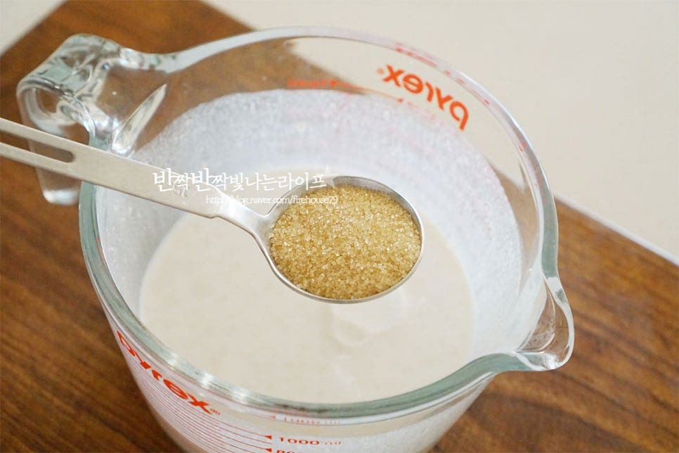 황설탕 1 큰 술, 소금 두 꼬집도 같이 넣어주어요. 단맛과 짠맛을 동시에 넣고 감칠맛을 더해주는데요. 치즈의 맛에 따라 간을 생략 또는 양을 조절해 주셔도 좋습니다. 설탕 입자가 녹아 어우러지면 고운 체에 한번 걸러주어 덩어리진 부분 없이 곱게 한 번 더 풀어줍니다. 그래야 부드럽게 맛보실 수 있어요,