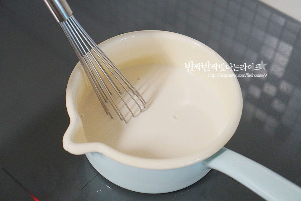 냄비에 반죽과 전분물을 합쳐 섞어준 뒤 저어가며 끓여줍니다. 우유와 전분가루가 들어가 타고 눌어붙기 쉬우므로 약불로 불 조절을 해가며 계속해서 꾸준하게 저어 끓여줍니다. 약한 불에서 천천히 저어가며 농도를 조절해 주는 과정이 중요해요. 자칫 눌어붙기 쉽습니다. 천천히 저어 끓이다 보면 점점 농도가 진해지는 게 느껴지는데요. 농도가 걸쭉해질수록 타기 쉬워 더 빠르게 저어가며 수분을 날려줍니다. 녹은 찰떡같은 느낌으로 찰기 있으면서 걸쭉하게 되면 불을 끕니다.