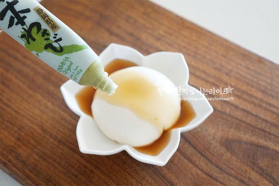 차갑게 만든 모찌리도후를 담고 소스와 와사비를 곁들여 완성해요. 톡 쏘게 알싸한 고추냉이도 잘 어울려요. 탱탱하면서도 쫀득한 식감과 두부와 우유의 고소함과 부드러움이 입안에 넣으면 푸딩같이 느껴지는 맛이에요. 영상도 같이 담았어요, 간단한 몇 가지 재료를 부드럽게 풀어 끓인 뒤 모양을 만들어 차갑게 완성하면 집에서도 색다른 별미로 맛볼 수 있는 술안주 레시피에요. 일본요리 모찌리도후 만들기 맛있게 요리해 드세요^^ 끄읕 !