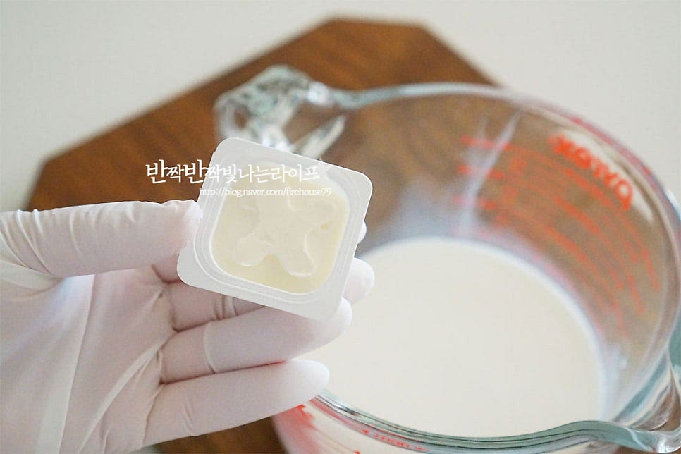 재료들은 모두 실온에 두어 냉기를 뺀 상태입니다. 크림치즈도 부드러운 질감이에요. 넉넉한 크기의 볼이나 계량컵에 우유를 붓고 크림치즈를 풀어 넣어줍니다. 연두부도 같이 넣고 섞어줍니다. 차가운 상태보다 냉기가 없어야 서로 잘 어우러져 섞인답니다. 덩어리지지 않게 곱게 풀어주어야 해서 거품기로 저어가며 섞어주었는데요. 핸드블랜더로 곱게 갈아주면 간편합니다.