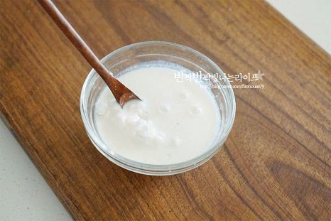 전분가루로 걸쭉한 농도를 내어주는데요. 전분가루와 앞서 만든 반죽 일부를 조금 덜어 잘 섞어줍니다. 그리고 한데 섞어주면 덩어리 없이 잘 섞을 수 있어요.