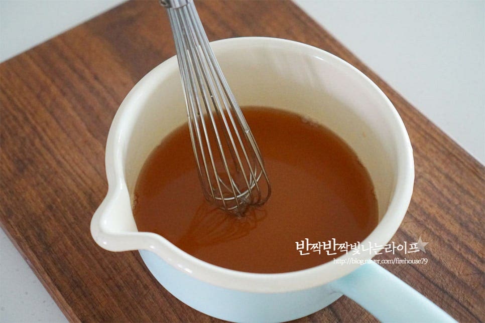 곁들이는 소스로 데리야끼, 쯔유, 깨소스 메이플시럽 등 다채로운 조합이 있는데요. 짭조름한 감칠맛이 어우러지도록 쯔유 소스를 만들어주었습니다. 쯔유에 전분가루와 물을 넣고 풀어줍니다. 앞서 말씀드린 것과 같이 농도에 따라 양을 조절해 주세요. 곱게 잘 풀어준 뒤 불 위에 올려 한소끔 끓여줍니다. 걸쭉한 소스 느낌이 나면 잘 만들어진 것이에요.