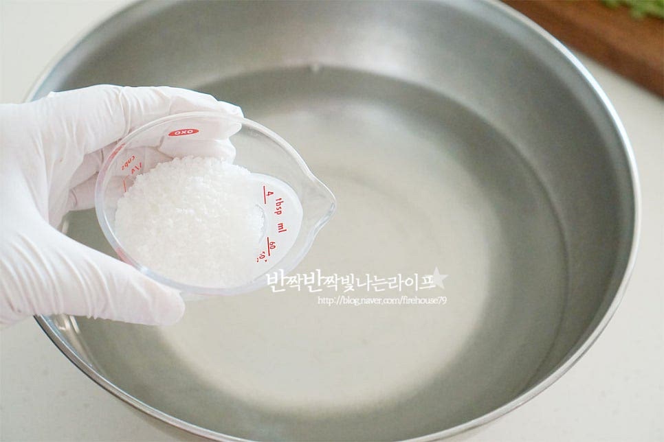 열무물김치를 담글 때 절이는 방법은 소금을 바로 뿌려주거나 소금물에 절여주는데요. 저는 후자의 방법으로 물 1L에 천일염 100ml를 녹여 소금물을 만들어주었어요. 소금물에 씻은 채소를 넣고 절여줍니다. 열무물김치담그는법에서 중요한 게 풋내가 나지 않도록 하는 것인데요. 손이 많이 닿을수록 풋내가 나기 쉬워 헹구거나 절일 때, 양념에 버무릴 때 살살 만져주어야 한답니다. 30~40분 절여주는데요. 숨이 죽으면 중간에 한두 번 뒤적여 주었습니다, 40분 정도 지난 뒤 만져보면 숨이 줄어든 게 눈으로 보이면서 부서지지 않고 휘어진답니다. 찬물에 가볍게 헹군 뒤 물기를 빼줍니다. 소금을 헹구어내어 쓴맛을 제거해 줍니다.