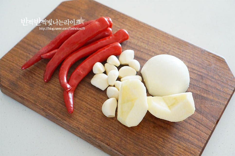 열무물김치는 고춧가루보다 홍고추를 갈아 고운 색을 내고 고춧가루와 달리 텁텁하지 않고 매콤 깔끔함을 더해줍니다. 배나 무, 사과를 갈아 넣어주면 달고 시원한 감칠맛이 깊어지는데 배가 없어서 사과를 준비했어요. 배나 무를 갈아주셔도 좋아요. 블렌더에 홍고추, 양파, 마늘, 생강, 사과 새우젓을 넣어줍니다. 새우젓은 너무 짠맛이 강하지 않도록 건더기만 넣고 갈아주었어요. 농도에 따라 잘 갈아지지 않으면 농도를 맞추어줄 물을 조금 덜어 넣어주셔도 좋아요.