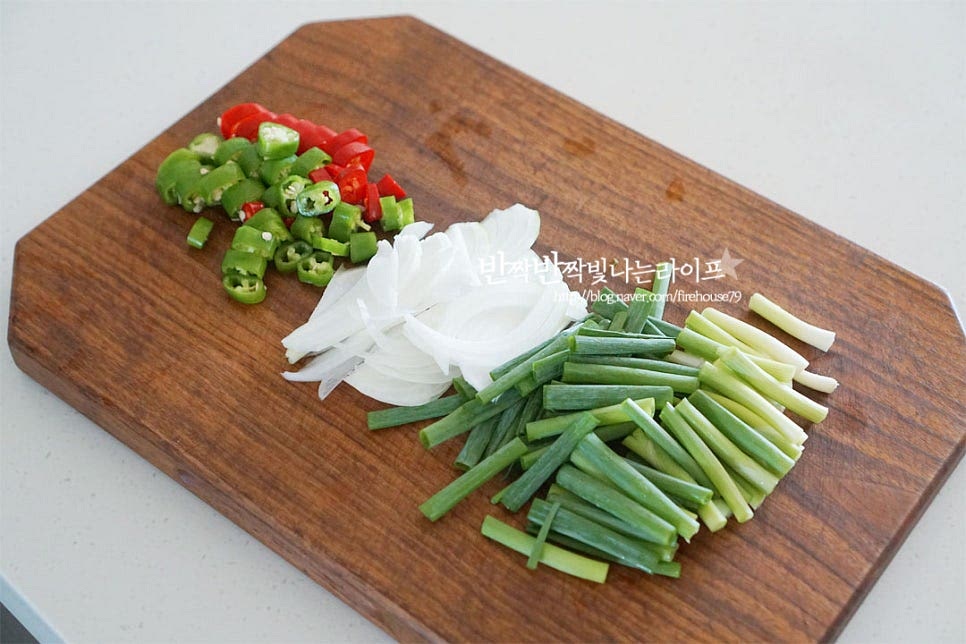 양파는 채를 썰고, 쪽파는 길이에 맞추어 잘라줍니다. 고추는 송송 썰어주는데 매운맛 기호에 따라 넣어주세요. 청양고추가 들어가면 매콤하니 맛나요.
