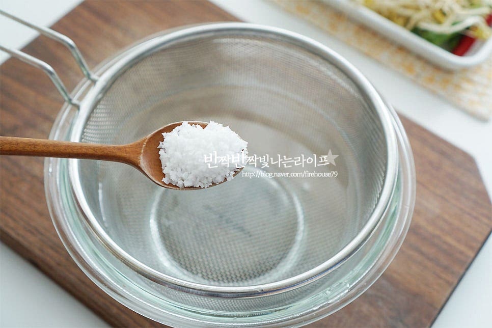 재료를 손질하여 줍니다. 먼저 물 500ml 정도를 부어준 뒤 소금 1 큰 술을 녹여줍니다. 굴을 넣은 뒤 살살 저어주면 불순물이 나와요. 살살 흔들어가며 씻어준 뒤 흐르는 물에 씻어 물기를 털어줍니다. 무는 나박 썰기하고, 대파와 고추는 어슷썰기 해요. 고추는 매운맛 취향에 따라 양을 가감하여 주어요. 콩나물은 상태가 좋지않을 걸 골라내어 준 뒤 깨끗하게 씻어줍니다. 굴국밥은 시원함이 포인트라 그걸 살려주는 무와 콩나물은 필수로 넣어줍니다. 미역은 미리 불려둔 뒤 먹기 좋게 잘라 물기를 꼭 짜주어요.