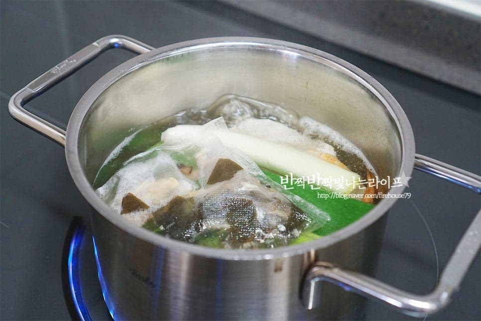 냄비에 물 1L를 넣고 다시 팩과 대파 흰 부분을 넣고 육수를 우려주었어요. 간단하게 만들 땐 육수팩이 참 편해요~ 냄비에 육수 800ml를 담고 무와 미역을 넣고 끓여줍니다. 무가 투명 빛이 돌면서 익어가면 국간장 1/2 큰 술, 새우젓 1 큰 술 다진 마늘 1/3 큰 술을 넣어 간을 해요. 맑은 국물이기 때문에 국간장은 감칠맛이 우러날 정도로만 넣어요. 많이 넣음 색이 짙어져요. 다시 끔 보글보글 끓어오르면 콩나물을 넣어줍니다. 혹시 두부를 넣는다면 지금 같이 넣어요~ 콩나물이 어우러지면서 국물이 끓어오르면 굴을 넣어줍니다. 금방 익기 때문에 거의 끝 과정에 넣어주면 되어요. 재료가 거의 다 들어가면서 국물이 뽀얗게 우러나는 게 시원하면서도 바다 감칠맛이 깊어져요. 대파와 고추를 넣어 마무리하고, 부족한 간은 새우젓이나 소금으로 해줍니다. 굴국 끓이는법 육수만 있음 차례대로 재료 넣고 끓이기만 하면 되어요. 뚝배기나 무쇠냄비와 같이 열전도율이 좋은 그릇에 밥을 담은 뒤 굴국 국물만 서너 번 넣었다 뺐다 밥알에 맛을 더해주는 토렴을 해준 뒤 건더기와 국물을 넉넉히 담아줍니다. 아니면 옮겨 담아 끓이셔도 되고요. 달걀도 한 개 톡 같이 곁들여주었어요^^ 만드는법 영상을 같이 보시면 조금 더 쉽게 만드실 수 있어요. 제철 굴을 듬뿍 넣어주었더니 부드럽게 탱글 한 식감부터 바다향이 정말 깊어요. 시원하면서도 칼칼한 게 속이 확 풀리는 맛이에요. 해장으로 만들어 먹어도 딱이죠~ 굴국밥 만드는법 다시팩으로 육수를 간편하게 내준 뒤 무와, 미역, 콩나물로 시원함을, 새우젓으로 깔끔하고 깊은 맛을 내어 든든하게 챙겨드셔보세요. 영양까지 가득하답니다. 맛있게 만들어 드세요^^ 끄읕 !