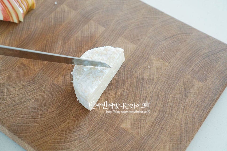 브리치즈는 겉에 하얀 곰팡이가 묻어있기 때문에 칼로 살살 긁어 가볍게 제거해 준 뒤 먹음 되어요. 숙성된 특유의 쿰쿰함이 없이 깊고 부드러운 맛이라 다양한 요리와도 잘 어울려요. 빵의 크기에 맞추어 편으로 썰어줍니다. 크리미한 질감이라 따로 스프레드 없이 풍미를 더해주어 맛나요.