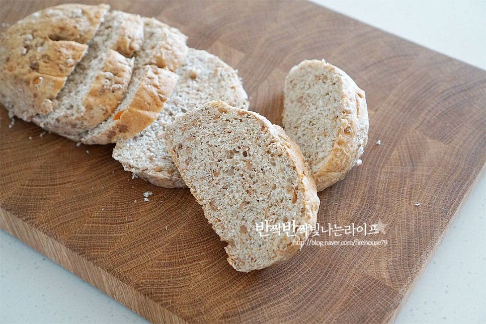 먹을수록 고소함과 은은한 단맛이 깊어지는 통밀빵은 가벼운 레시피로 요리하기 좋은데요. 오픈샌드위치는 재료 위에 빵을 덮지 않기 때문에 2조각만 두툼하게 썰어 만들어주었습니다. 달군 팬에 올리브오일을 약간 두르고 앞뒤로 노릇하게 구워줍니다. 바삭바삭하게 구워서 그냥 먹어도 맛이 좋아요~
