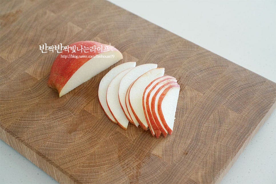 사과는 껍질째 먹을 것이라 베이킹소다로 문질러 꼼꼼하게 세척한 뒤 가운데 씨를 잘라내고 얇게 편으로 썰어줍니다. 과일을 얇은 두께로 잘라서 푸짐하게 올려주면 아삭아삭하게 먹는 식감이 더욱 풍성해진답니다.