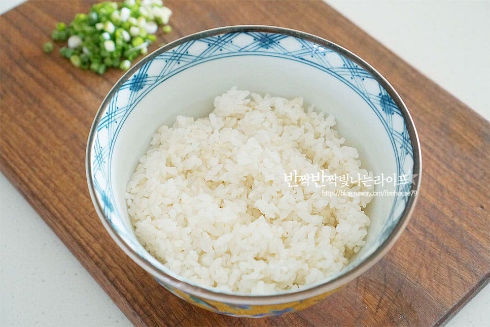 그릇에 밥을 담아줍니다. 덮밥을 만들 때는 밥을 지을 때 다시마 한 조각 올려주면 감칠맛이 더해지고 윤기가 나서 밥맛이 더 잘 어울려요. 밥 위로 고기를 올리고 달걀노른자와 쪽파를 넣어 마무리해요. 노른자 하나 올려주면 맛도 좋고 비주얼도 더 근사해요. 마치 일본식 덮밥 전문점에 앉아 있는 기분이랍니다. 재료를 넣고 볶아 밥 위에 올려주면 뚝딱 완성이에요. 영상도 같이 담았어요. 노른자 톡 터뜨린 뒤 밥이랑 같이 떠먹어보면 맛이 없을 수가 없는 조합이에요. 한 그릇 뚝딱 비워냅니다~ 부타동 만들기 맛있게 만들어 드세요^^ 끄읕 !