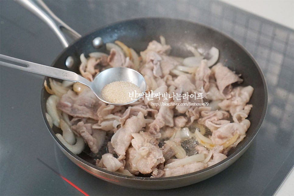 고기 겉이 완전히 익으면 황설탕 2/3 큰 술, 진간장 3 큰 술 맛술 2 큰 술, 청주 2 큰 술 간 마늘 1 큰 술, 간생강 1 작은 술 넣어줍니다. 돼지고기요리에 생강이 들어가면 누린내도 잡아주는 역할과 함께 풍미를 더해주어 잘 어울린답니다. 약간만 넣어주어도 풍미가 좋아요. 짜고 단맛은 입맛에 맞게 가감하여 맞추어 주세요. 양념재료를 넣고 센 불로 간이 어우러지게 휘리릭 볶아줍니다.
