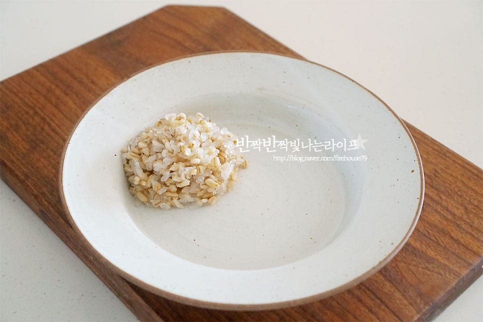 그릇에 먼저 곤약밥을 담아줍니다. 밥은 1/2공기씩 담아주었는데 기호에 따라 양을 조절해 주세요. 가장자리고 준비해둔 재료를 먹음직스럽게 담아줍니다. 여러 가지를 조금씩 넣어주면 색감도 곱고 골고루 챙겨 먹을 수 있어 좋아요. 밑간해둔 연어를 올려줍니다. 아보카도 연어 포케 양념은 다양하기 때문에 간장소스 이외에 초고추장, 마요네즈+스리라차 조합도 좋아요. 그릇에 푸짐하게 담아주면 한 그릇 정말 든든하죠~ 밥 양은 줄이고 채소를 넉넉히 넣으면 식감도 좋고 좀 더 프레시 하게 덮밥을 맛보실 수 있어요. 영상도 같이 담았어요. 아삭아삭 산뜻함과 함께 든든한 밥, 감칠맛 나는 생연어가 잘 어울려요. 정말 맛있게 어우러진답니다. 맛도 좋고 영양도 가득한 하와이안 스타일 연어덮밥 만들기 맛있게 만들어 드세요^^ 끄읕 !