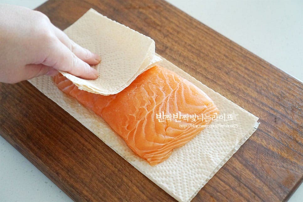 생연어 요리에 앞서 손질부터 시작해 줍니다. 필렛은 키친타월로 수분을 꼼꼼하게 제거해 주어요. 수분 제거를 잘해주면 비린내를 잡을 수 있어요. 한입에 먹기 좋은 크기로 네모나게 썰어 줍니다. 간장 2 큰 술, 쯔유 1 큰 술 황설탕 1 큰 술, 참기름 2 큰 술 레몬즙 1 큰 술, 다진 마늘 1 작은 술 파프리카 파우더와 후추 약간 고추냉이는 취향껏 넣어 버무려줍니다. 간에 따라 양념재료를 가감해 주세요. 쯔유는 농축 정도에 따라 양을 조절해 주시고 파프리카 파우더는 생략 가능합니다~ 20분 정도 냉장고에 넣고 밑간 숙성해 줍니다. 간이 스며들면 더 맛이 깊어요.