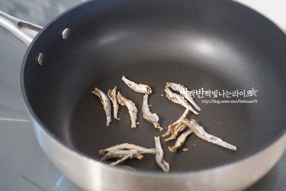 냄비에 멸치를 가볍게 볶아줍니다. 1분 정도 볶다가 무와 육수, 양념 재료를 넣어줍니다. 고춧가루 2 큰 술, 진간장 3 큰 술 참치 액 1 큰 술, 맛술 2 큰 술 황설탕 1 큰 술, 다진 마늘 1/2 큰 술 다진 생강 1/2 작은 술, 들기름 1 큰 술 넣어줍니다. 무의 단맛에 따라 설탕을 넣어주시면 됩니다. 센 불로 팔팔 끓여줍니다. 처음에 센 불로 10분 정도 졸이다가 중간 불로 낮추어 푹 익혀줍니다. 간이 스며들고 무가 익으면 대파와 고추를 넣고 마무리해요. 국물을 자작하게 만들면 보드랍게 익은 무와 함께 밥에 슥슥 비벼 먹어도 별미입니다. 영상도 같이 담았어요. 달큰하고 시원한 맛이 양념재료와 어우러져 별미인데요. 멸치가 들어가 감칠맛을 살려주어 더 맛깔나는 밥도둑입니다. 무만 넣고 만들어도 다른 재료와 함께 만든 요리 못지않게 근사한 무반찬을 맛보실 수 있어요. 무조림 레시피 맛있게 만들어 드세요^^ 끄읕 !