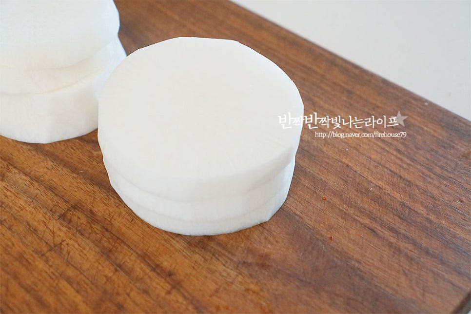 무는 껍질을 벗긴 뒤 1.5~2cm 두께로 잘라줍니다. 간이 잘 스며들고 먹기 좋도록 4등분 하여 줍니다. 크기에 따라 반으로 잘라주셔도 좋고요. 그대로 조림을 만들어도 되지만 뭉근하게 익혀줄 것이라 모서리 부분은 감자칼로 깎아 둥글게 해주었습니다.