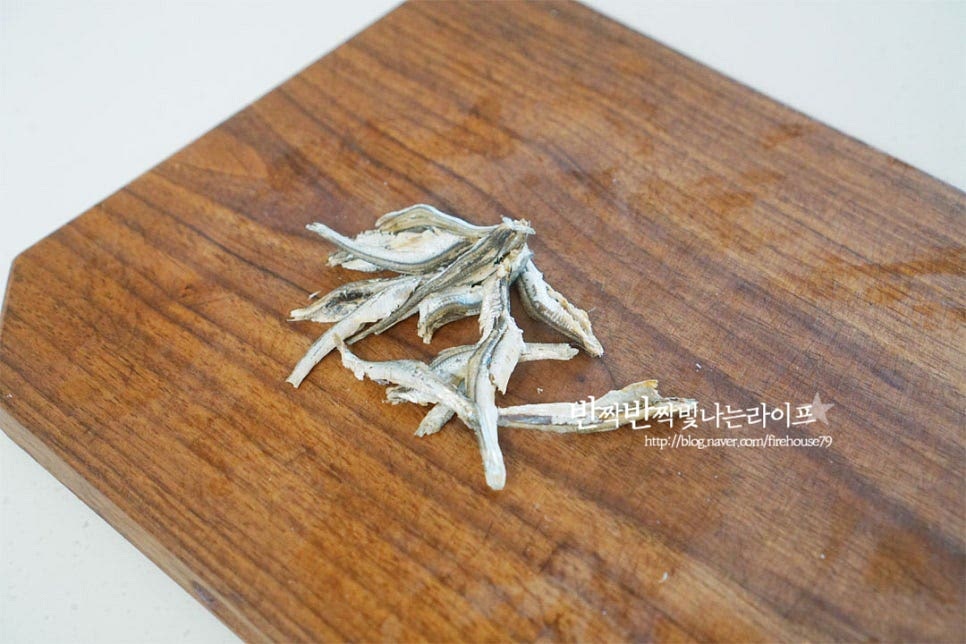 멸치는 머리를 떼어내고 내장을 제거하여 줍니다. 전자레인지에 30초 정도 돌려 눅눅함을 날려줍니다. 멸치 머리가 들어가면 쓴맛이 나기 때문에 제거하여 주고, 국물용으로 큰 멸치를 넣어주셔야 감칠맛이 더 깊습니다. 대파와 고추는 어슷하게 썰어줍니다. 매운맛 기호에 따라 고추는 가감해 주세요. 물 700ml에 다시마 조각을 넣고 20분 정도 우려 다시마 육수를 준비해두었습니다. 육수로 끓이면 맛이 더 진해요.