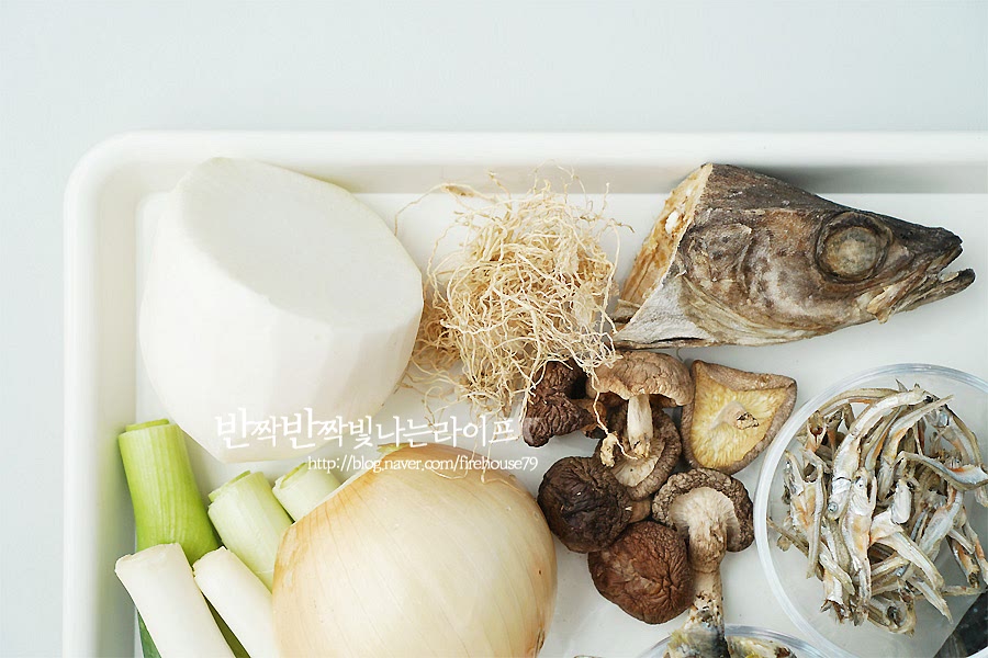 먼저 무는 뿌리 하얀 부분을 커다랗게 썰어 준비해요. 무를 얇게 써는 것 보다 오래 끓이는 육수에는 두툼하게 썰어 넣는 것이 좋다고 해요. 무를 하나 사면 뿌리 부분은 육수를 내는데 넣고, 파란 부분은 국이나 무침 등 요리해 먹곤 해요. 대파는 뿌리까지 넣어주는데, 보통 파를 사서 손질할 때 뿌리 부분은 말려두어 육수를 낼 때 넣어주고 있어요. 황태머리는 들어가면 깊고 시원한 맛이 난답니다. 말린 표고버섯도 한줌 넣어주구요. 양파는 깨끗하게 씻어 껍질채 넣어줍니다. 멸치나 디포리는 마른 팬에 한번 볶아주면 비린내를 잡아 줄 수 있어요. 멸치는 내장을 제거하여 사용하는데, 어머님께서 주신 새우먹은 멸치는 따로 내장을 제거할 필요없이 그대로 육수를 우리면 된다고 하셔서 이 멸치는 따로 손질하지않고 사용해요. 배부분이 주황빛인데 이게 새우라고 하더라구요. 디포리도 함께 넣어주면 국물이 구수해요. 다시마는 흐르는 물에 한번 헹구어 낸 뒤 넣어줍니다. 재료 손질을 하고 나면 물 3.5L 정도를 넣고 준비한 재료 넣고 끓여줍니다. 육수내는법은 손이 많이 갈 것 같지만 이렇게 끓여주기만 하면 되기 때문에 만들어두면 간단하고 든든해요. 물이 끓기 시작하면 멸치와 디포리를 넣어줍니다. 끓을 때 넣어주는 것도 비린내를 잡아준다고 해요. 나머지 재료를 미리 넣어서 끓여주면 됩니다. 다시마는 오래 끓이면 쓴맛이 날 수도 있어서 30분정도 끓이고 중간에 빼구요, 나머지 재료는 한시간 이상 푸욱 끓여줍니다. 냉장고 사정에 따라 조금 다른데 사과를 함께 넣어주어도 국물이 깔끔하고 좋아요. 진하게 우려낸 육수 소분 보관은 1~2일 내로 먹을 것만 통에 담아두고 나머지는 냉동 보관해두곤해요. 국물이나 찌개용은 넉넉한 스탠딩 지퍼백에 담고, 아이용은 모유지퍼백에 담고, 볶음 같은 요리에 사용할 소량의 육수는 큐브로 만들어 사용하기 편하게 보관하고 있어요. 이렇게 용도에 따라 보관해두면 음식을 만들 때 활용하기 넘나 좋아요. 육수 소분하여 필요한 만큼 구분해서 담아서 보관해두고 먹어요. 국물 뿐만 아니라 계란찜, 전, 볶음, 조림 등 음식을 만들 때 베이스로 활용하면 확실히 맛도 더 좋고 용이해요. 스탠딩 지퍼백에는 국이나 찌개 같이 국물이 많이 필요한 음식을 만들 때 사용할 양을 넣어 소분해요. 한번 넉넉히 육수를 내어 보관해두면 요리할 때 마다 편해요. 아이용 국이나 음식을 만들 때 사용할 것은 모유지퍼백에 담아 소분해두고 있어요. 용량이 작아서 보관하기에도 좋고 떡볶이, 조림과 같이 소량이 필요한 음식을 만들 때도 활용도가 높아요. 아이랑 함께 먹는 식사를 만들다보니 기름을 사용하는 것 보다 육수로 식재료를 볶을 때가 많아요. 따로 간을 세게 하지 않아도 감칠맛이 나서 꼬맹이 음식을 만들 때 큐브가 편해요. 참고로 큐브는 배즙을 내어 만들어 두어도 요리에 활용하기 편하답니다. 육수내는법으로 진하게 우려놓으면 여러가지로 활용하기 편한 것 같아요. 확실히 재료를 넉넉히 넣고 푹 끓여두면 국물 맛이 달라져요. 진하게 우려낸 육수는 소분해서 음식에 넣기 좋도록 용도에 따라 구분해 보관해두면 또 편하구요. 지퍼백의 사이즈에 따라 국, 조림용을 담아두고 소량으로 필요할 때는 큐브를 활용하면 음식 맛을 내기에도 좋아요. 끄읕 ! 덧붙임. 반이짝이 네이버 인플루언서 팬이 되어주세요 :)