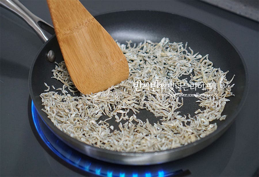 멸치마늘쫑볶음을 만들 때 멸치의 비린내를 잡아주고, 바삭한 식감을 살려주기 위해 마른 팬에 한번 볶아줍니다. 수분을 날려준다는 느낌으로 중불에서 살짝 볶아주면 바삭바삭해지면서 잔가루도 털어낼 수 있어 보다 깔끔하게 맛볼 수 있답니다. 타지 않도록 불 조절을 하여 볶아줍니다.