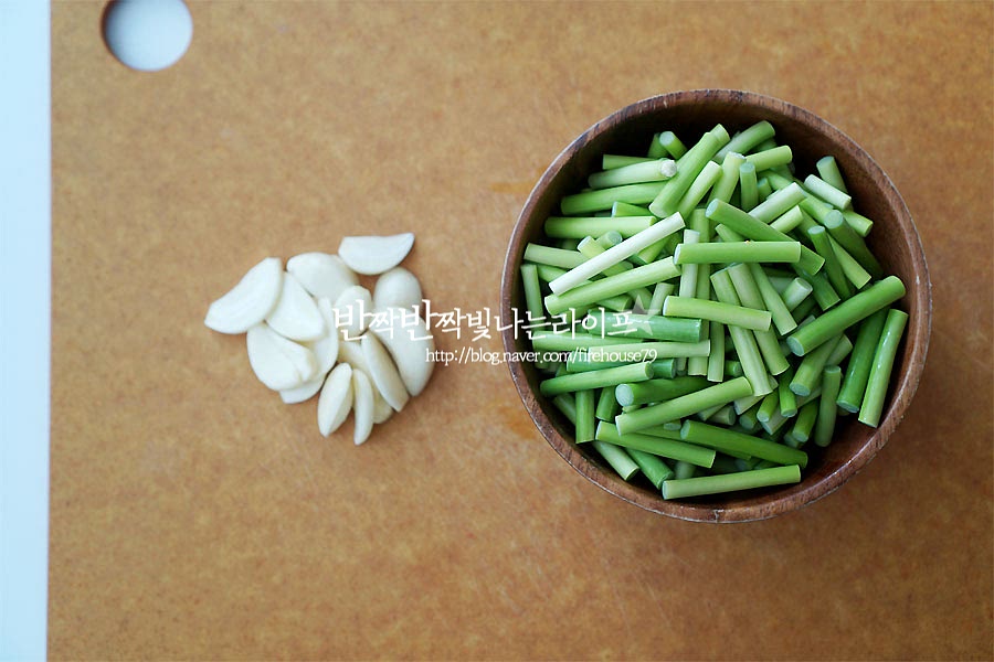 재료를 손질하여 줍니다. 마늘쫑은 흐르는 물에 씻은 뒤 4~5cm로 먹기 좋게 잘라주고, 마늘은 편으로 썰어 준비해요. 작은 어머니께서 시골에서 농사지은 걸 보내주셔서 식감이 질기지 않고 부드럽고, 먹기 좋게 손질까지 해주셨어요. 꽃대 부분을 잘라내고 줄기 부분을 먹기 좋게 잘라주심 됩니다.