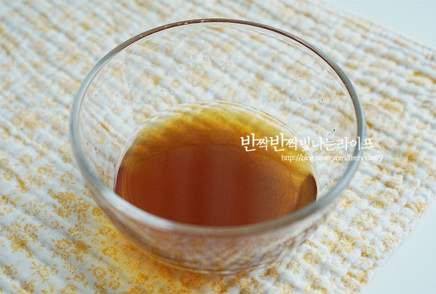 볶음에 들어가는 간장 양념을 미리 만들어 두었어요. 특유의 씹히는 맛을 좋아해서 빠르게 볶아내기 위해 미리 소스를 섞어주었어요. 맛간장 1T, 맛술 1T, 설탕 0.5T 조청 1T, 물 1T를 잘 섞어줍니다. 조청 대신 올리고당을 사용해도 됩니다. 상대적으로 단 맛이 있는 올리고당을 넣을 때는 설탕양을 줄여주어요.