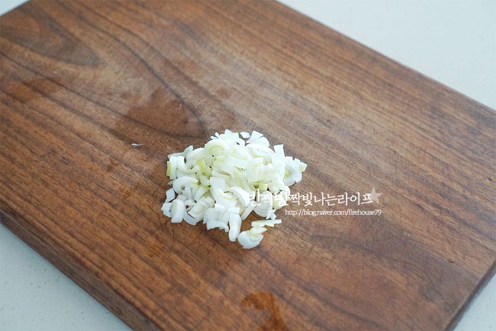 양념에 들어갈 대파는 흰 부분으로 잘게 썰어주어요.