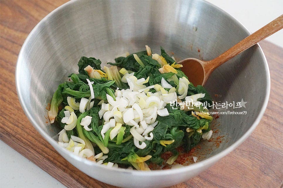데친 시금치와 대파를 넣어줍니다. 간이 어우러지도록 무쳐주어요. 참기름 1 큰 술, 깨소금 1/2 큰 술 넣고 마무리해요. 나물무침에는 볶은 깨를 빻은 깨소금을 넣어주면 고소한 풍미가 아주 맛깔납니다. 그릇에 소담스럽게 담아내니 정말 맛있어 보이죠~ 어렸을 땐 별로 좋아하지 않았던 나물이지만 나이가 들어갈수록 겨울밑반찬 시금치 맛을 찾게 되네요. 구수하면서 달큰한 맛이 맛있어요. 영상도 같이 담았어요. 시금치된장무침은 단맛이 일품인 잎채소의 맛을 더 고소하게 살려준답니다. 깊은 맛이 느껴지는 맛이에요. 시금치무침 만드는 법 맛있게 만들어 드세요^^ 끄읕 !