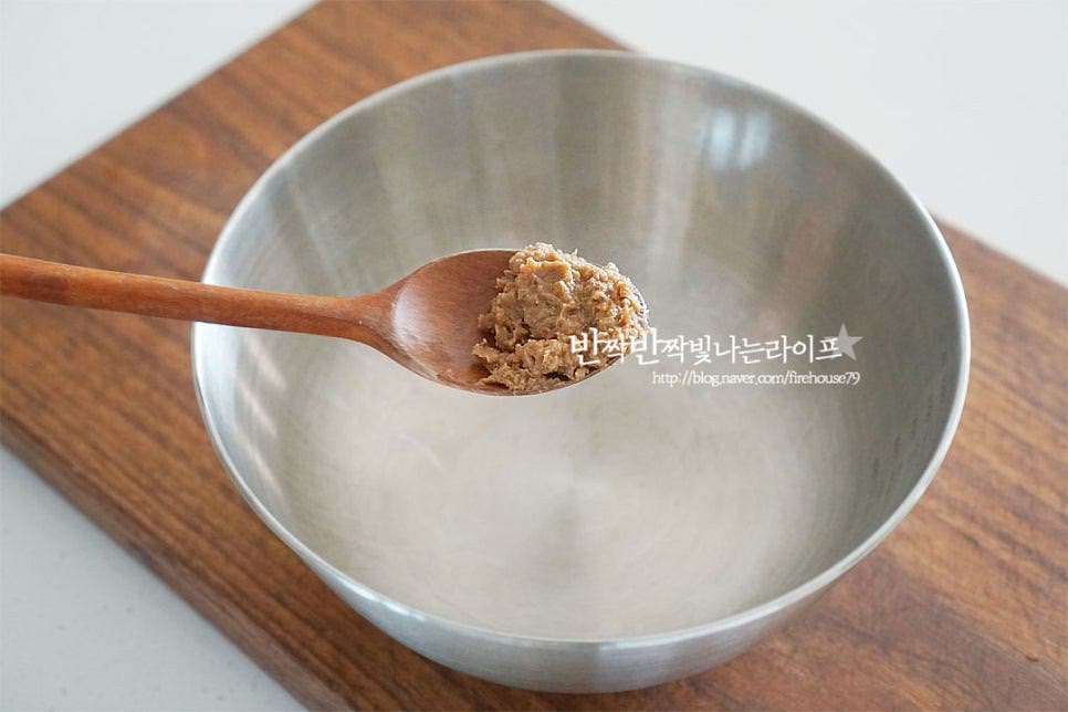 된장 1/2 큰 술, 고춧가루 1 작은 술 다진 마늘 1 작은 술, 참치액 1/2 작은 술 넣고 잘 섞어줍니다. 된장이 덩어리지지 않게 미리 양념재료를 섞은 뒤 무쳐줄 것이에요. 된장 염도에 따라 간을 가감하여 맞추어 주세요.